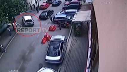 Video herunterladen: Report TV -Video/ Momenti ku i riu mësyn me makinë derën e Drejtorisë së Policisë Elbasan