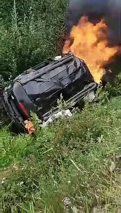 Carro despista-se e incendeia-se na A28 e condutor é salvo por bombeiro à civil