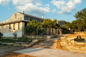 Télécharger la video: This Texas Brewery Is Reopening as a Beer-Friendly Park