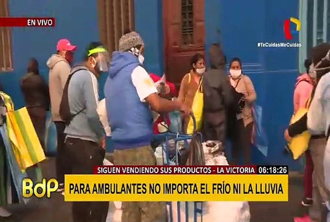 Ambulantes sin control: en plena lluvia decenas venden en los exteriores de un hospital