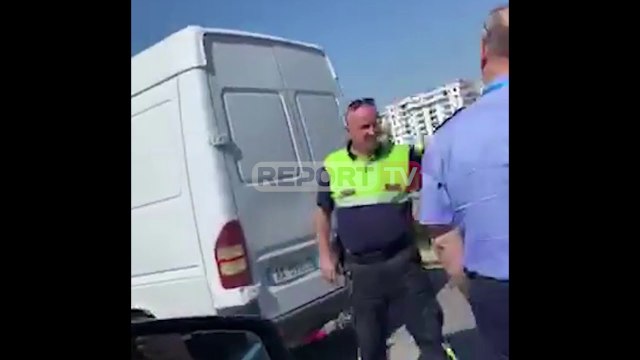 Report TV - Durrës/ Furgoni përplaset me patrullën e policisë në Golem, vetëm dëme materiale