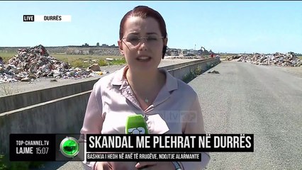 Video herunterladen: Skandal me plehrat në Durrës/ Bashkia i hedh në anë të rrugëve, ndotje alarmante