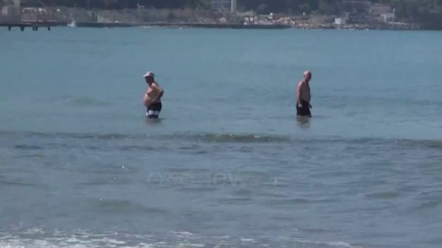 Ora News - Vlonjatët sfidojnë rregullat: Plazh e rreze në hapësirat publike, hotelet ende bosh