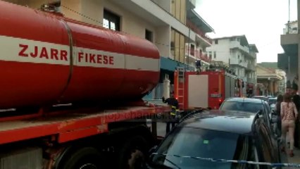 Top News - Zjarr në vilën 4 katëshe/ Tiranë, policia evakuon banorët