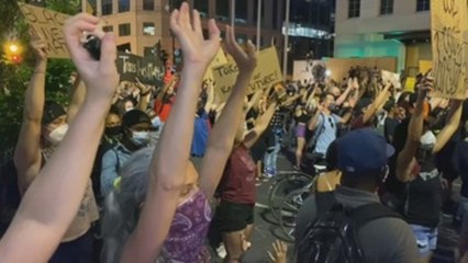 Fiscal endurece cargos contra el policía y acusa a otros 3 de la muerte de Floyd