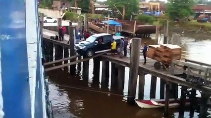 Download Video: Charger un 4x4 sur un bateau... il roule sur 2 planches au dessus de l'eau !