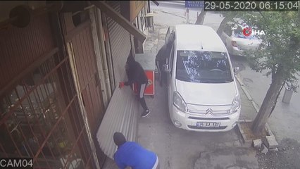 Gaziosmanpaşa’da büfe soyan maskeli hırsızlar polislerden saniyelerle böyle kaçtılar