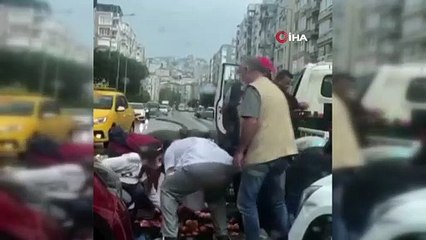 İzmir'de vatandaşlardan örnek davranış... Yola dökülen meyveleri toplayıp tekrar kamyonete yüklediler