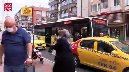 Download Video: Maltepe'de otobüsten inmeye çalışan kadın kapı çarpınca düştü