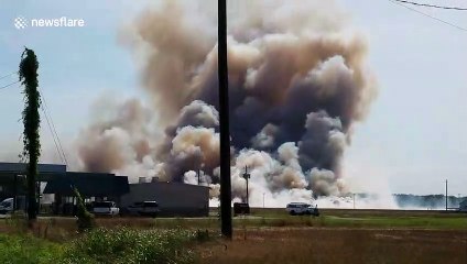 Télécharger la video: Raging fire and smoke engulfs sky along highway 17 in North Carolina