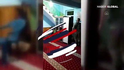 Camiye giren dağ keçisi böyle çıkarıldı