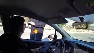 Policajac objašnjava turisti da je došao u 