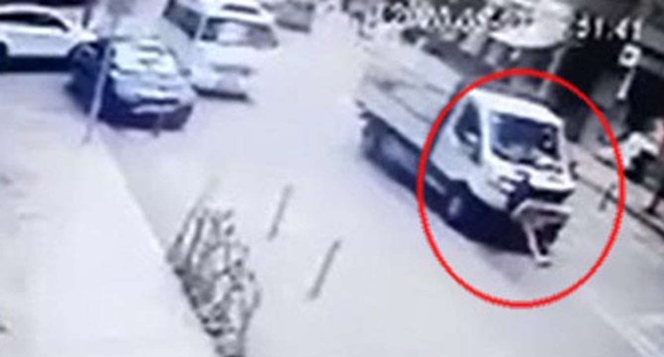 Kamyonetin yayaya çarpma anı kamerada