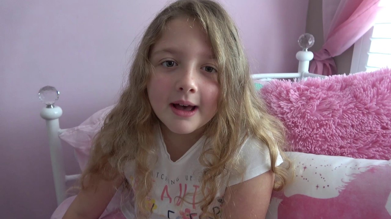 Isabella  Fingindo Cortar o Cabelo da Sophia e Alice