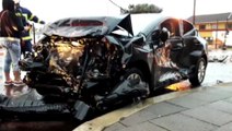 Carros ficam destruídos em grave acidente no Centro