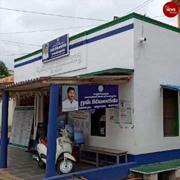 SC gives Andhra govt 4 weeks to remove YSRCP flag colours from govt buildings