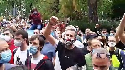 Treballadors de Nissan protesten contra el tancament de les plantes de Catalunya davant del bufet d'advocats Garrigues