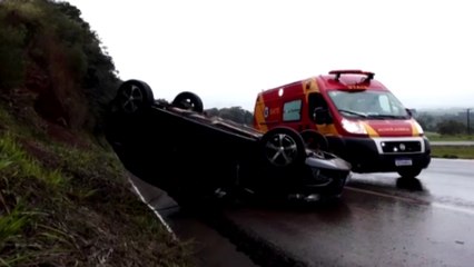 Motorista é socorrido ao capotar veículo na BR-467