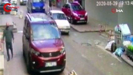 Yolda bulduğu paranın üzerine yatmaya çalıştı