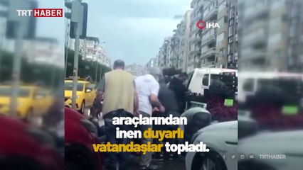 Yola dökülen meyveleri yardımseverler topladı