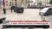 Emue, la veuve de Guy Bedos, Joëlle, applaudie lors de son arrivée à l’église de Saint-Germain-des-Prés à Paris - VIDEO