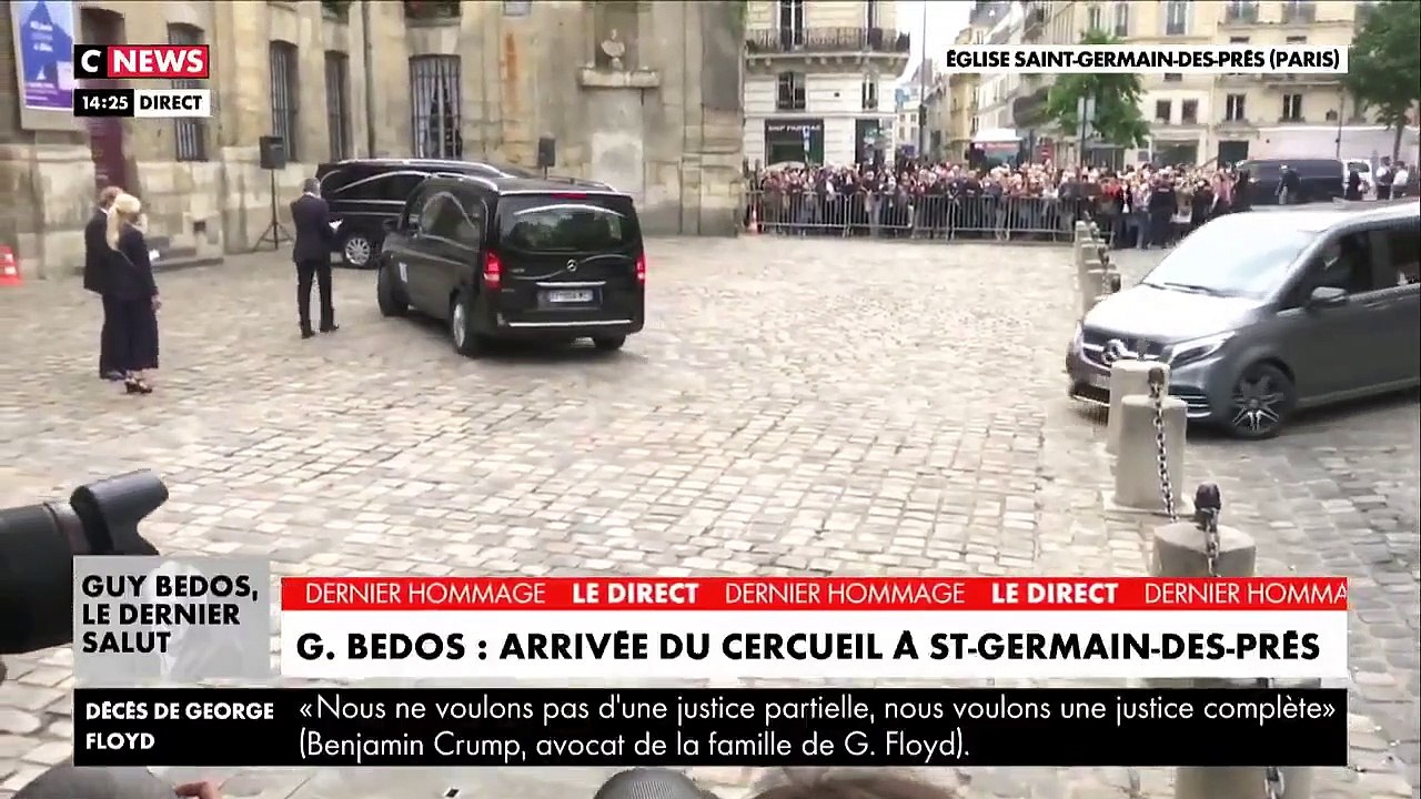 Emue, la veuve de Guy Bedos, Joëlle, applaudie lors de son arrivée à l’église de Saint-Germain-des-Prés à Paris - VIDEO