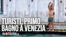 Venezia, turisti fanno il bagno nel Canal Grande: la reazione dei cittadini | Notizie.it