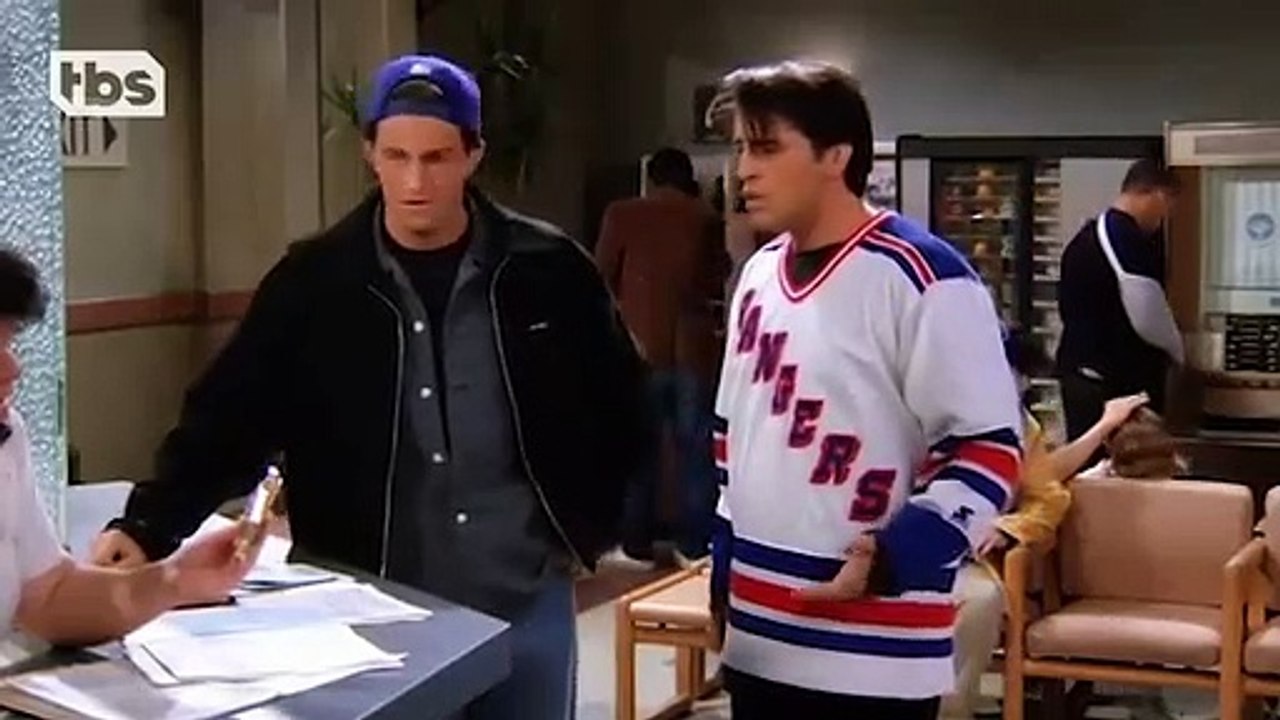 Friends: Ross Gets Rushed To The Emergency Room In Season 1