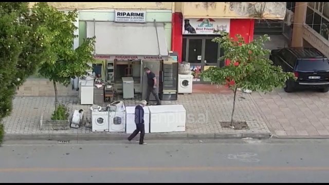 I vihet flaka ne makine ne Vlore