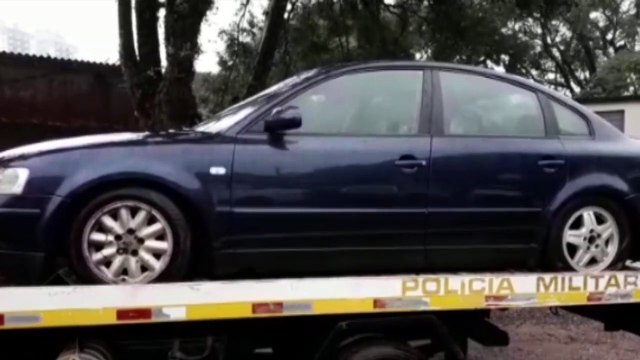 Veículo Passat recuperado no São Cristóvão é levado ao pátio da 15ª SDP