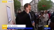 İngiltere'de protestolardaki gelişmeleri aktaran gazeteciye canlı yayında saldırı