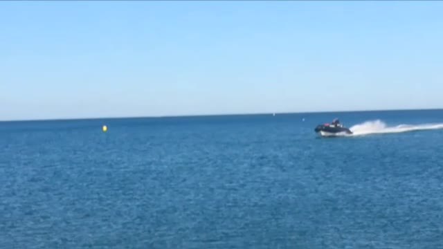 Una lancha que huia de una persecución termina encallando en la arena de una playa abarrotada de turistas