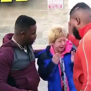 Deux frères viennent en aide à une femme qui avait du mal à payer son essence et qui venait de perdre son mari.