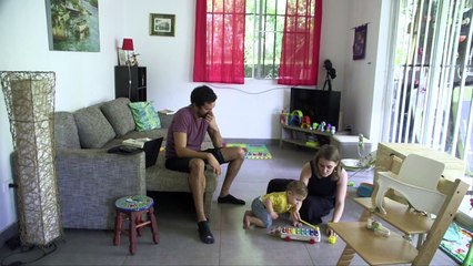 عالم بنمي يتابع بحوثه على النمل في الحجر المنزلي