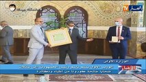 الوزير الأول يسلم وسام بدرجة عشير من مصف الاستحقاق الوطني للمرحومة عائشة باركي رئيس جمعية محو الأمية 