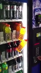 Il réussit à coincer 3 bouteilles dans le distributeur... pas de chance