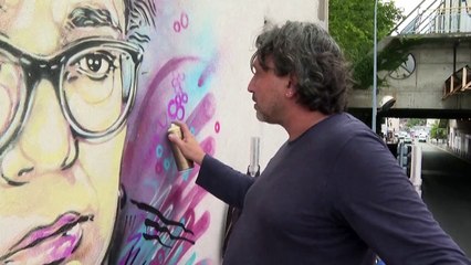 Saint-Ouen : un street-artiste rend hommage à une caissière morte du Covid