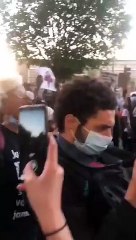 Manif pour Adama Traoré - Cette image d'un policier noir traité de "vendu" et pris à partie par la foule met le feu sur internet et les réseaux sociaux