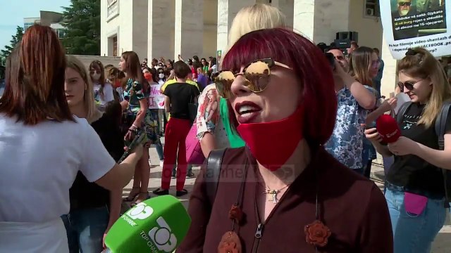 Protesta për fëmijërinë e vjedhur / Qindra persona marshojnë pas përdhunimit të 15 vjeçares