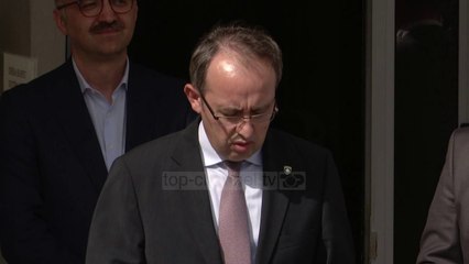 Hoti merr detyrën/ Kurti nuk e priti në ceremoni