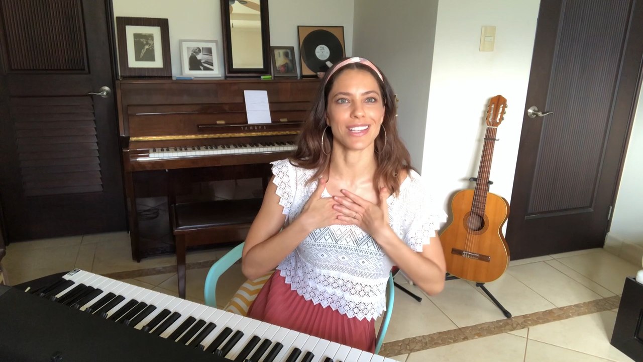 Debi Nova nos enseña el proceso de componer una canción est-Debi Nova nos enseña el proceso de componer una canción -040620