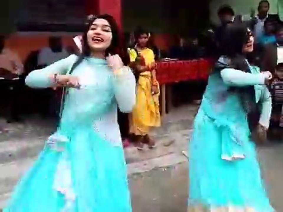 2siSteR daNcing with MoNeri GopoN ghorete
