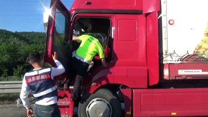 TEM’de boya taşıyan tır ile kamyon çarpıştı:  6 yaralı