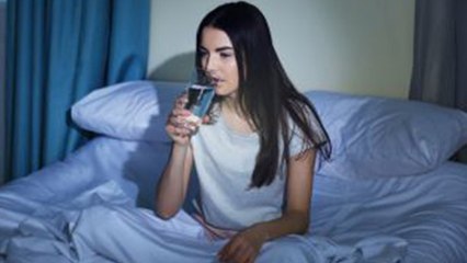 रोजाना रात को गुनगुना पानी पीने से दोगुनी तेजी से घटेगा वजन | Luke warm water before bed | Boldsky