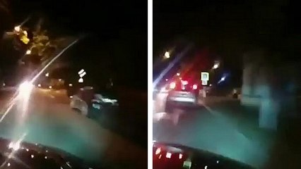 Il se prend pour un pilote en roulant comme un fou en ville et finit par percuter une voiture