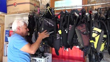 Balon Balığı sürüsünü elleriyle besledi