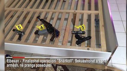 Pistolete me silenciator e kallashnikov ne shtepi