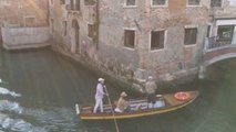 Los turistas asoman en Venecia como aves raras