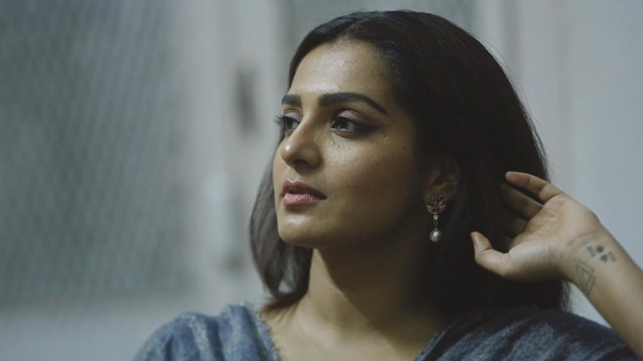 கற்பழிப்புகளுக்கு பெண்கள் தான் காரணம் |  Parvathy Thiruvothu Tweet