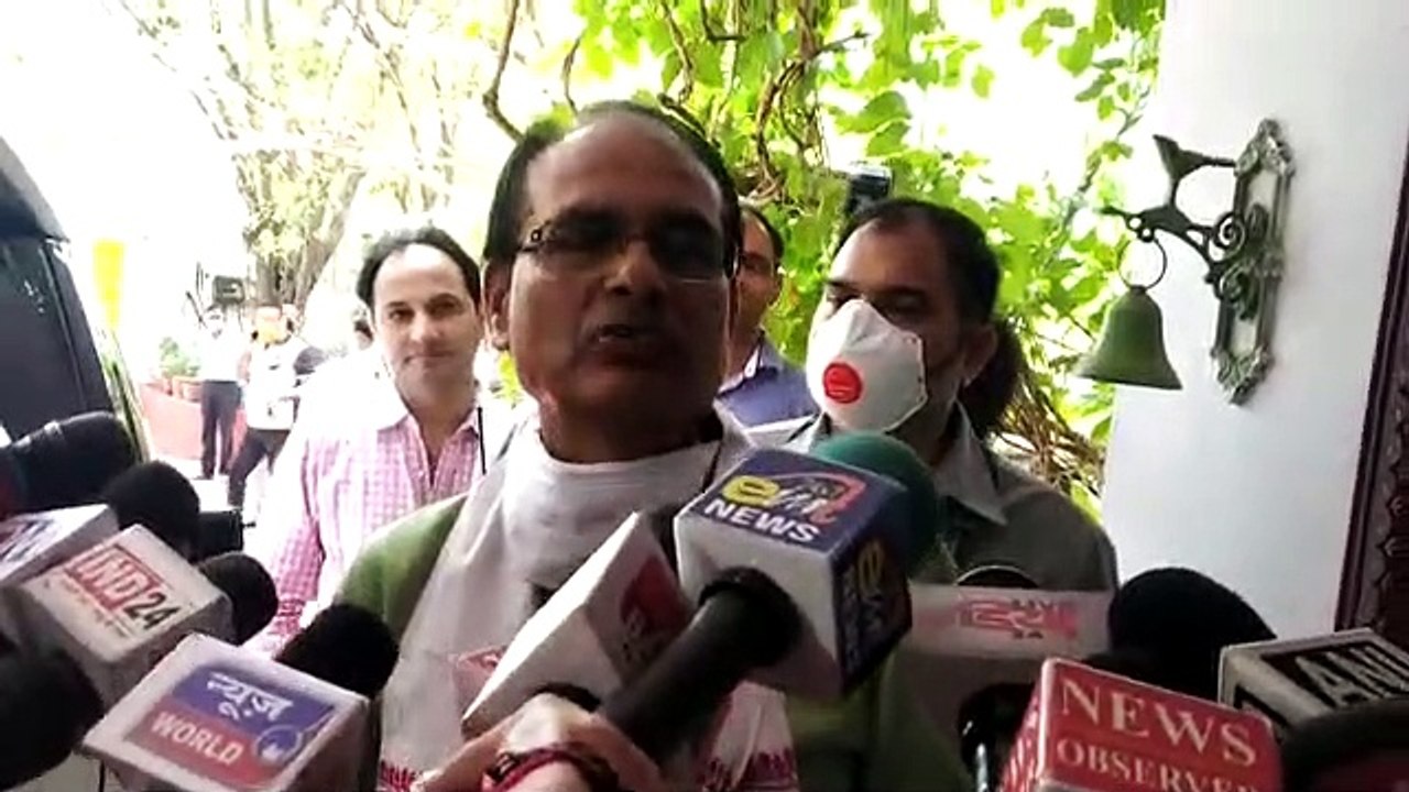 नरोत्तम मिश्रा के घर नाश्ता करने पहुंचे सीएम शिवराज, बोले मैं मुख्यमंत्री हूँ वे गृहमंत्री, नाश्ता था ड्यू, इसलिए आया